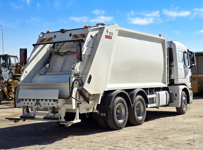 تسليم كابسة نفايات نوع (EFE) لبلدية الفحيص.